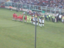 Le squadre sono scese in campo (juve in maglia rossa)