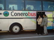 Sergio e Mic mentre guardano con sospetto l'autobus